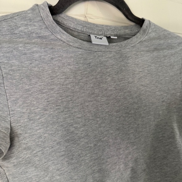 TNA | XS Cropped Fitted T-Shirt Grey - Picture 4 of 8